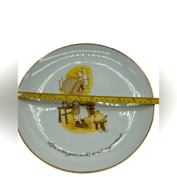 Vintage Holly Hobbie Collector Decorative Plate “Love is the Good Cooks Secret” - Picture 5 of 5